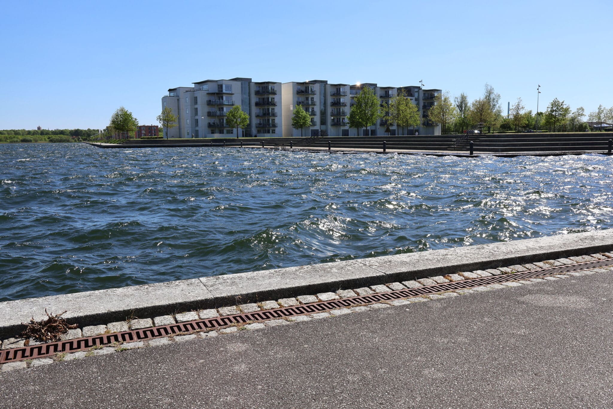 Campus Straight linjedræn afvandingsrist i støbejern – rettilinet design af SLA Arkitekter – linjeafvanding
