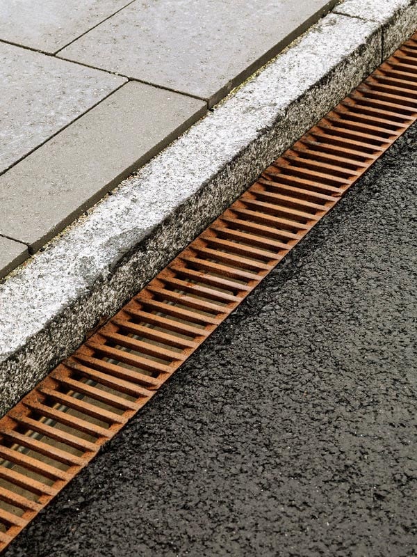 Dock-Line linjedræn afvandingsrist i støbejern – Arkitema design – linjeafvanding byrum