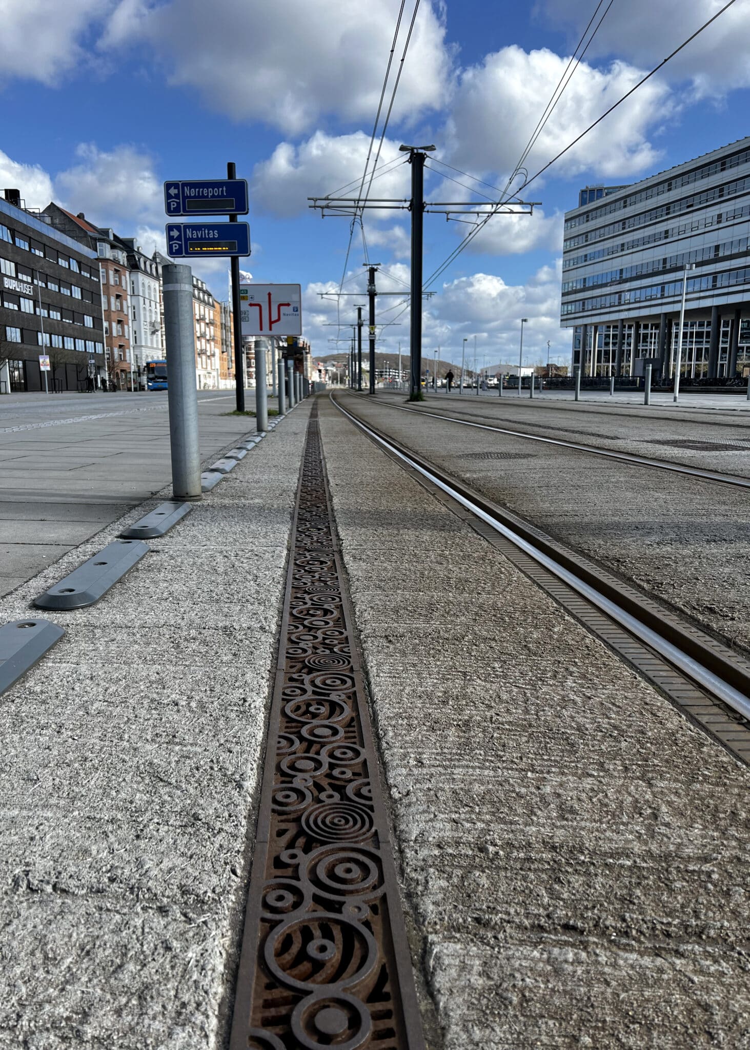Orbit linjedræn afvandingsrist i støbejern – Kristine Jensen design – linjeafvanding